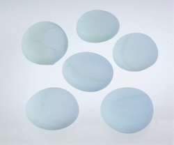 Glasnuggets frost-matt-opak, perlmuttweiss-pastellblau, 28-30 mm, 500 gr